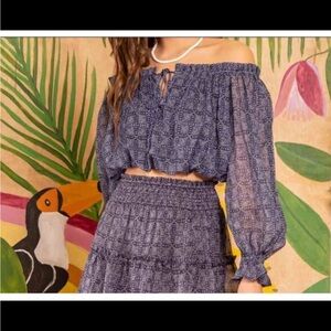 Blu Pepper drop shoulder crop blue and white geometric pattern size Large NWT